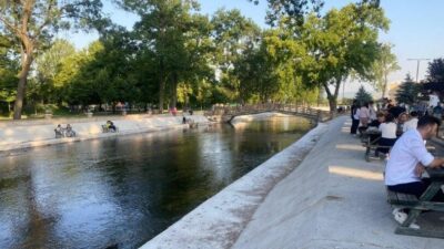 Kütahya’nın Tavşanlı ilçesinde bulunan Ada Mesire Alanı, Adranos Çayı üzerinde