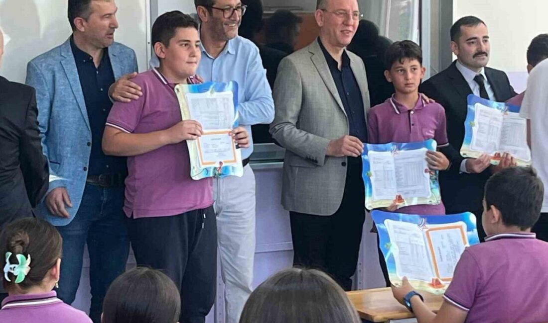 Kütahya’nın Tavşanlı ilçesi Tepecik Beldesinde karne dağıtım töreni gerçekleştirildi. Karne