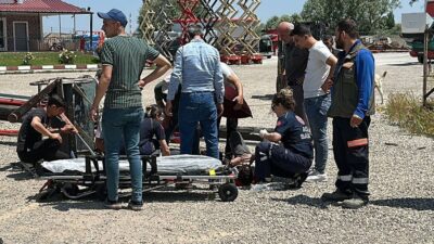 Oğuzhan KILIÇ/KÜTAHYA, – KÜTAHYA’da bayrak asmak için çıktıkları vincin devrilmesiyle