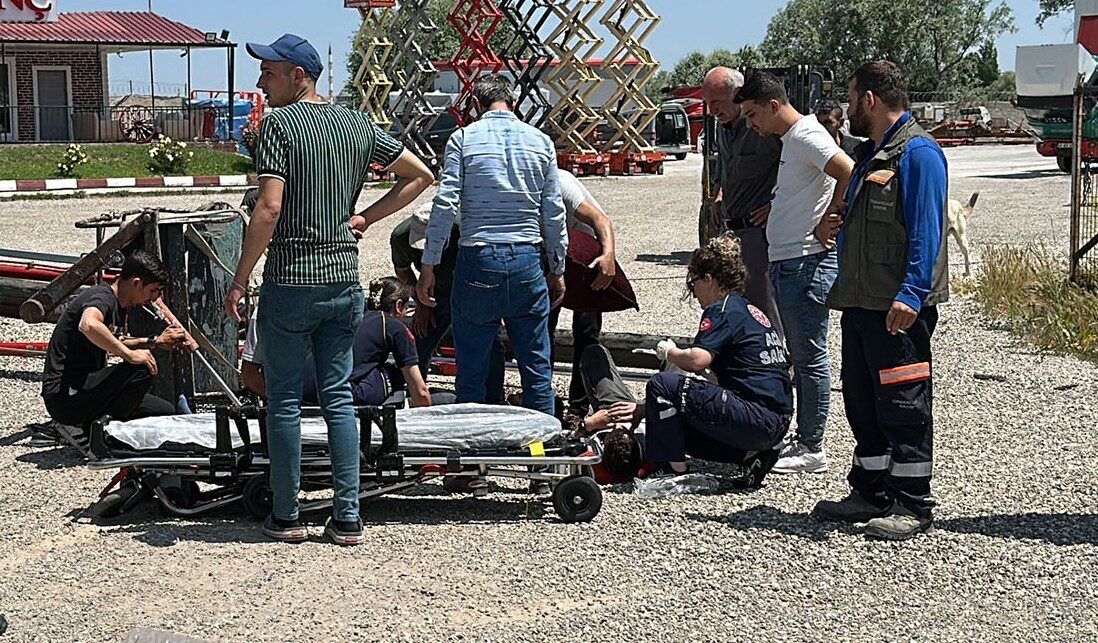 Oğuzhan KILIÇ/KÜTAHYA, – KÜTAHYA’da bayrak asmak için çıktıkları vincin devrilmesiyle