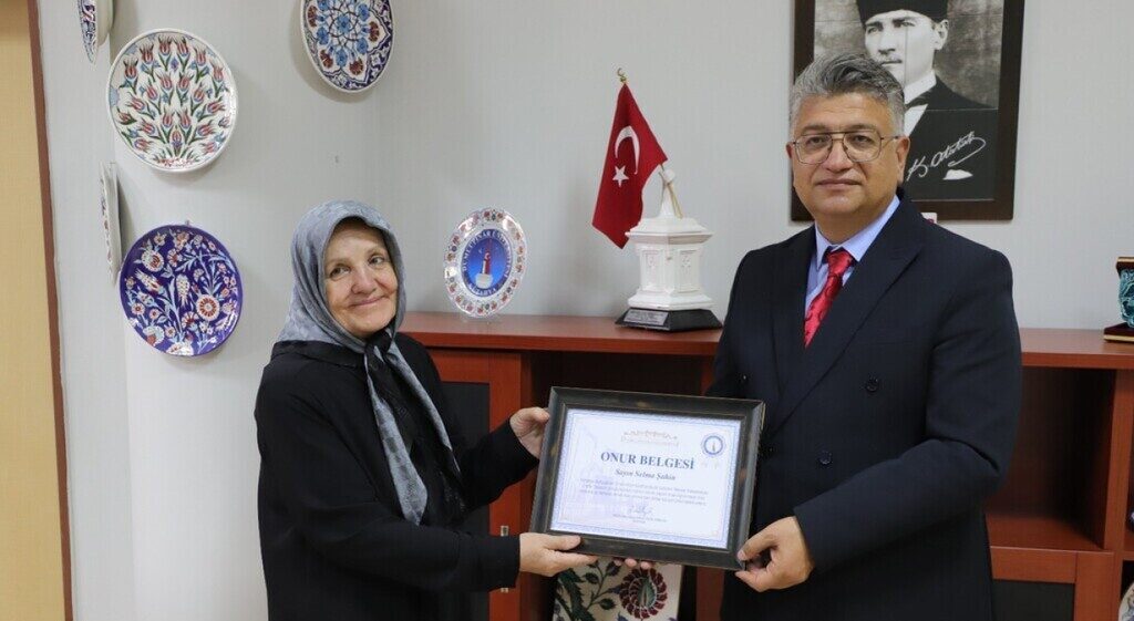 Kütahya Güzel Sanatlar Meslek Yüksek Okulu Grafik Tasarımı Programı’ndan mezun