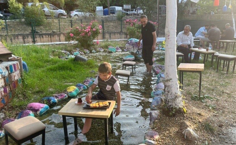 Kütahya’nın Emet ilçesine bağlı Dereli Kaplıacaları’nda sezon hızlı başladı. Şifalı