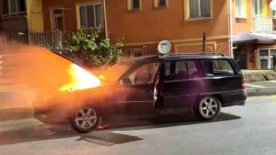 Kütahya’nın Emet ilçesinde seyir halindeki bir araçta çıkan yangın itfaiye