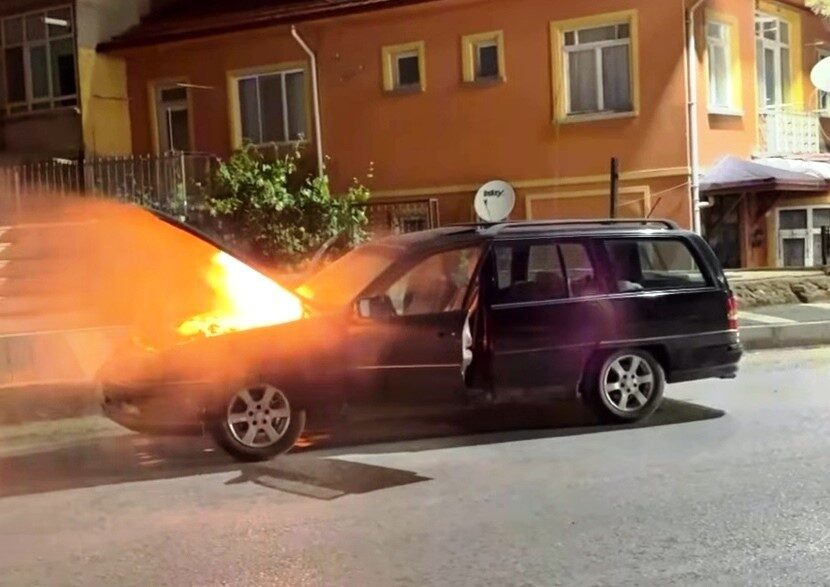 Kütahya’nın Emet ilçesinde seyir halindeki bir araçta çıkan yangın itfaiye