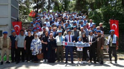 Erciyes Mavi Kartallar Derneği Başkanı Ercan Agan, dernek üyeleriyle birlikte