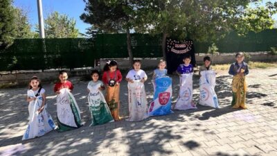 Hisarcık Kutluhallar İlk-Ortaokulunda geleneksel çocuk oyunları şenliği gerçekleştirildi. Okul bahçesinde