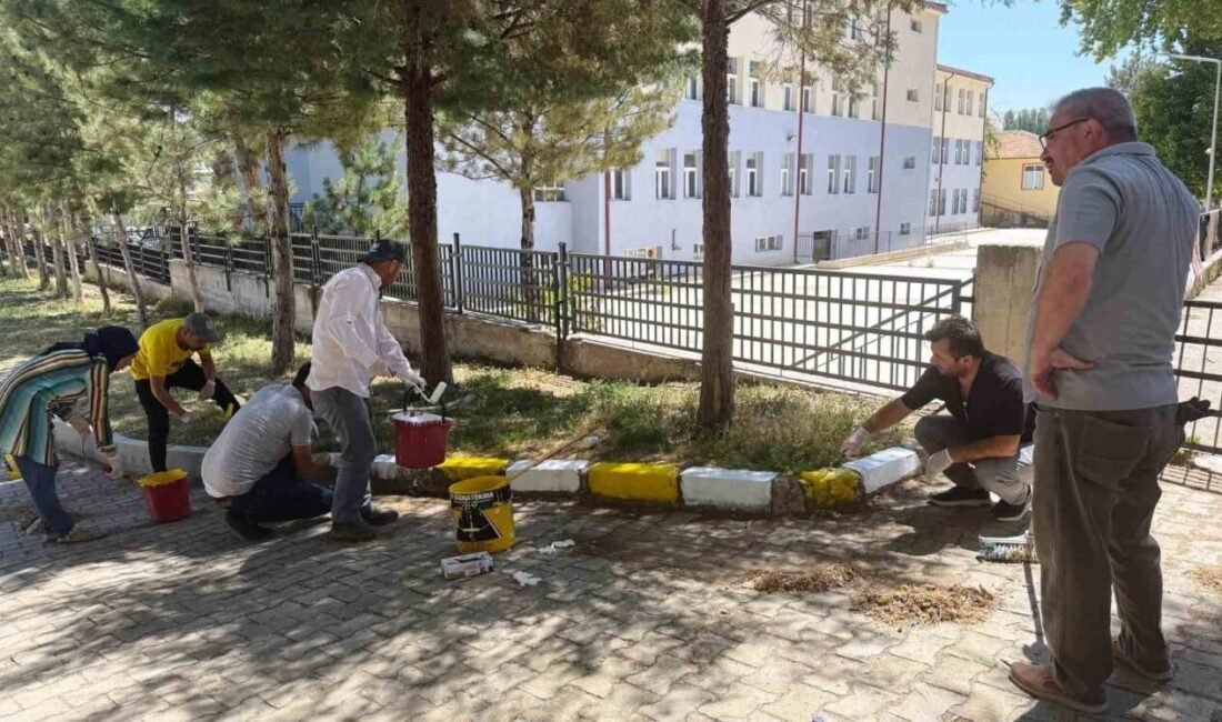 Kütahya’nın Hisarcık ilçesi Atatürk İlkokulunda gönüllü öğretmenler okul bahçesinin giriş