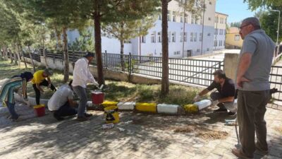 Kütahya’nın Hisarcık ilçesi Atatürk İlkokulunda gönüllü öğretmenler okul bahçesinin giriş