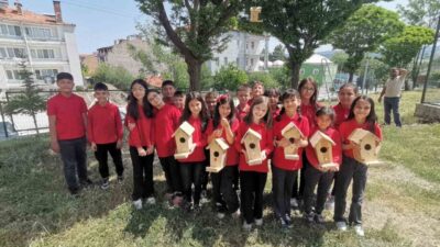 Kütahya’nın Hisarcık ilçesi Cumhuriyet İlkokulu öğrencileri, ahşap kuş yuvalarını okul