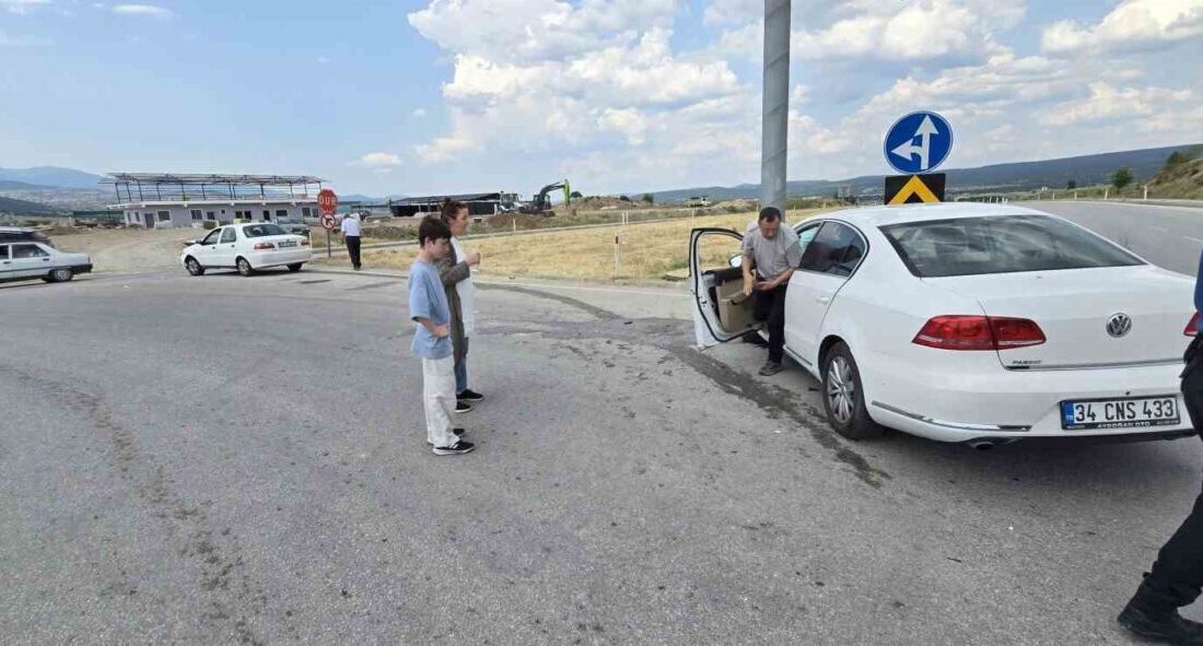 Kütahya’nın Hisarcık ilçesinde iki otomobilin çarpışması sonucu meydana gelen trafik