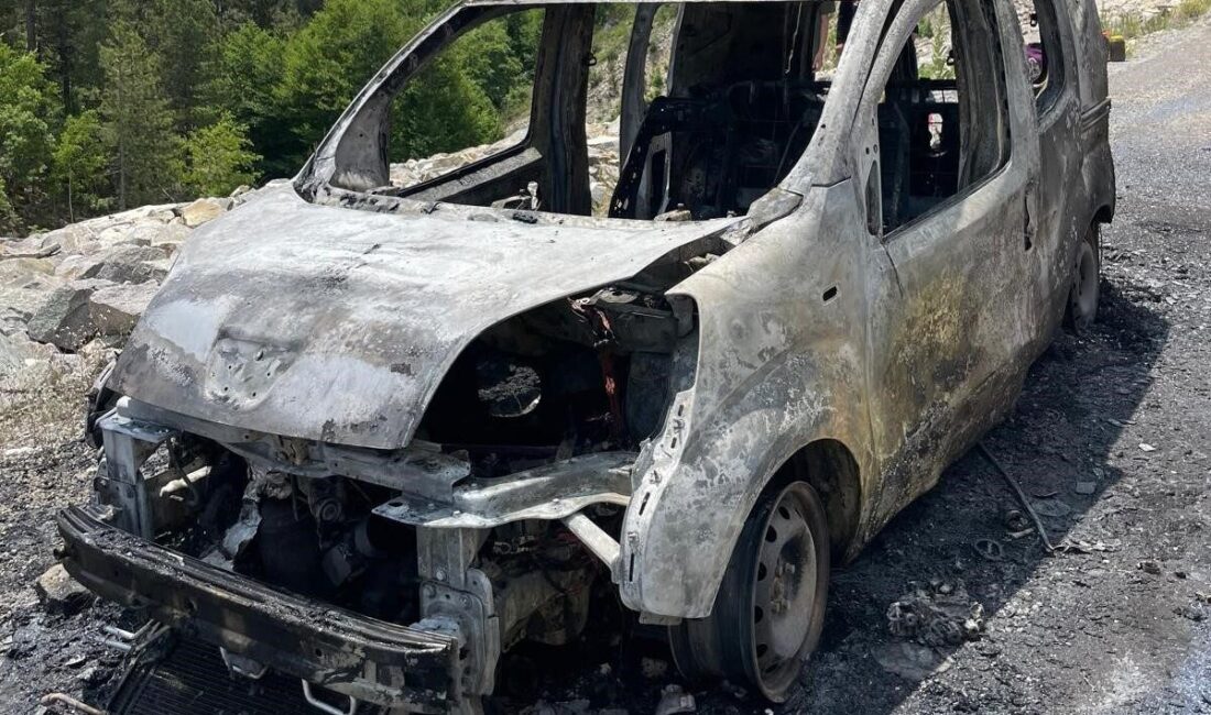 Kütahya’nın Hisarcık ilçesinde seyir halindeki otomobilde çıkan yangın itfaiye ekiplerinin