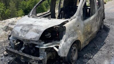 Kütahya’nın Hisarcık ilçesinde seyir halindeki otomobilde çıkan yangın itfaiye ekiplerinin