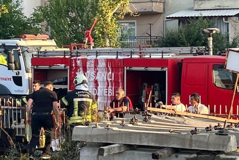 Kütahya’nın Tavşanlı ilçesinde demiryolu kenarında çıkan ot yangını paniğe neden