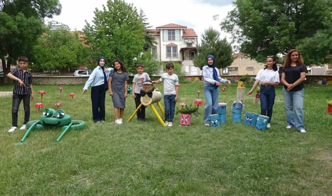 Kütahya’nın Tavşanlı ilçesi Kuruçay Ortaokulu’nun bahçesi, beden eğitimi öğretmeni Fatma