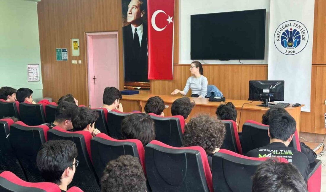 Kütahya Nafi Güral Fen Lisesi mezunu olan ve Amerika Birleşik