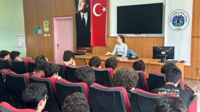 Kütahya Nafi Güral Fen Lisesi mezunu olan ve Amerika Birleşik