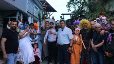 Kütahya’nın Simav ilçesine bağlı Yeşilköy’de düzenlenen geleneksel “Deve Şenliği”, bu