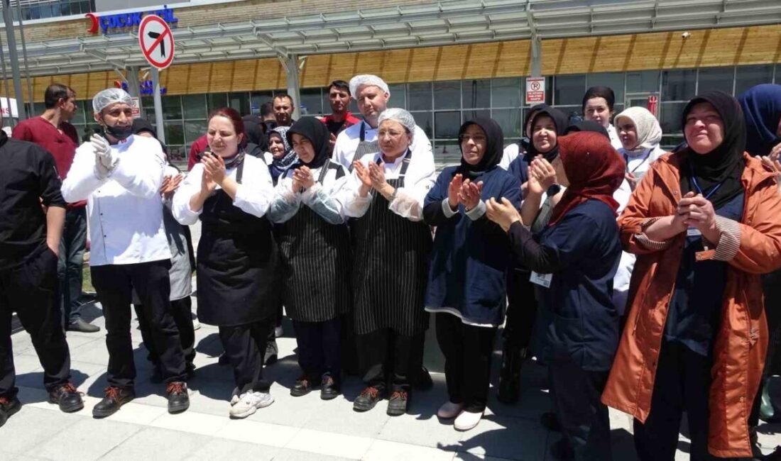 Kütahya Şehir Hastanesi’nde taşeron firma çalışanları, maaşlarını alamadıkları gerekçesiyle eylem