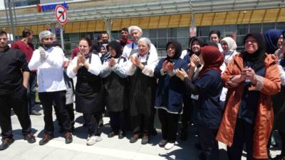 Kütahya Şehir Hastanesi’nde taşeron firma çalışanları, maaşlarını alamadıkları gerekçesiyle eylem