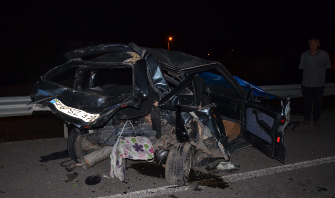 Tuna İŞLEYEN/ TAVŞANLI(Kütahya), – KÜTAHYA’nın Tavşanlı ilçesinde iki otomobilin kavşakta