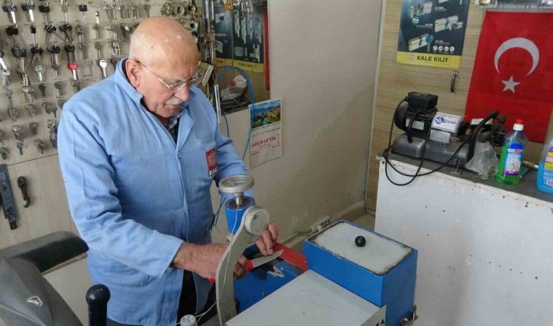 Kurban Bayramı’na yaklaşılırken Kütahya’da bıçak bileme hizmeti veren esnaflarda yoğunluk