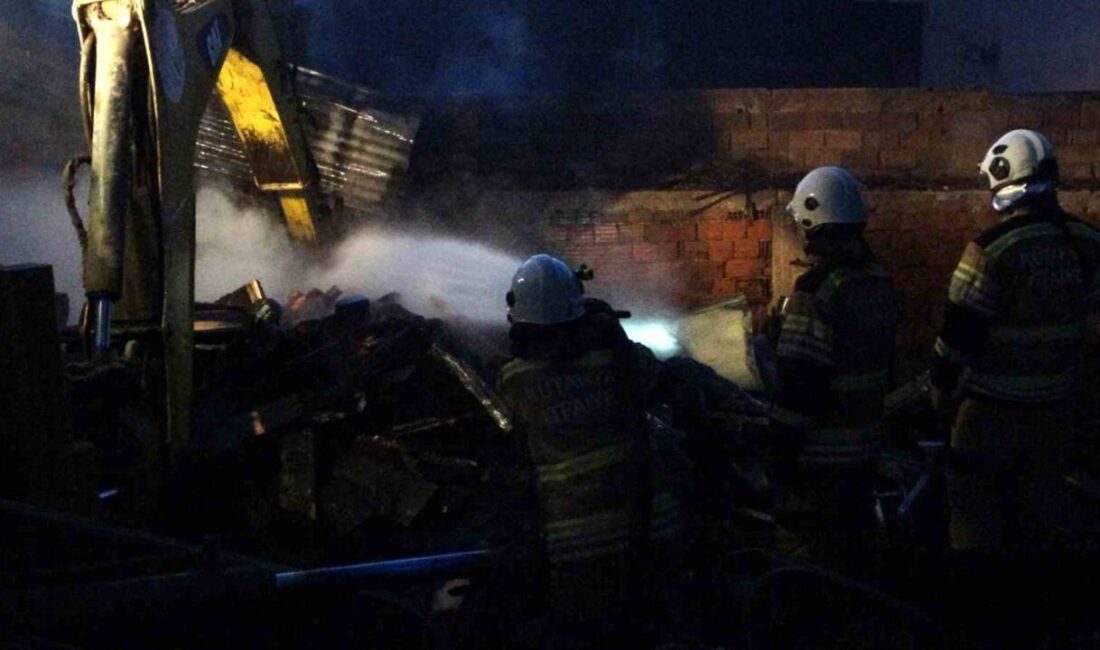 Kütahya Keresteciler Sitesi’nde bulunan bir tahta palet atölyesinde çıkan yangın,
