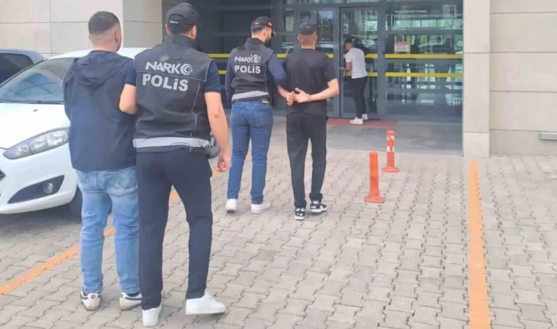 Mehmet ALTINTAŞ/GEDİZ (Kütahya), – KÜTAHYA’nın Gediz ilçesinde polisin durdurduğu otomobilde