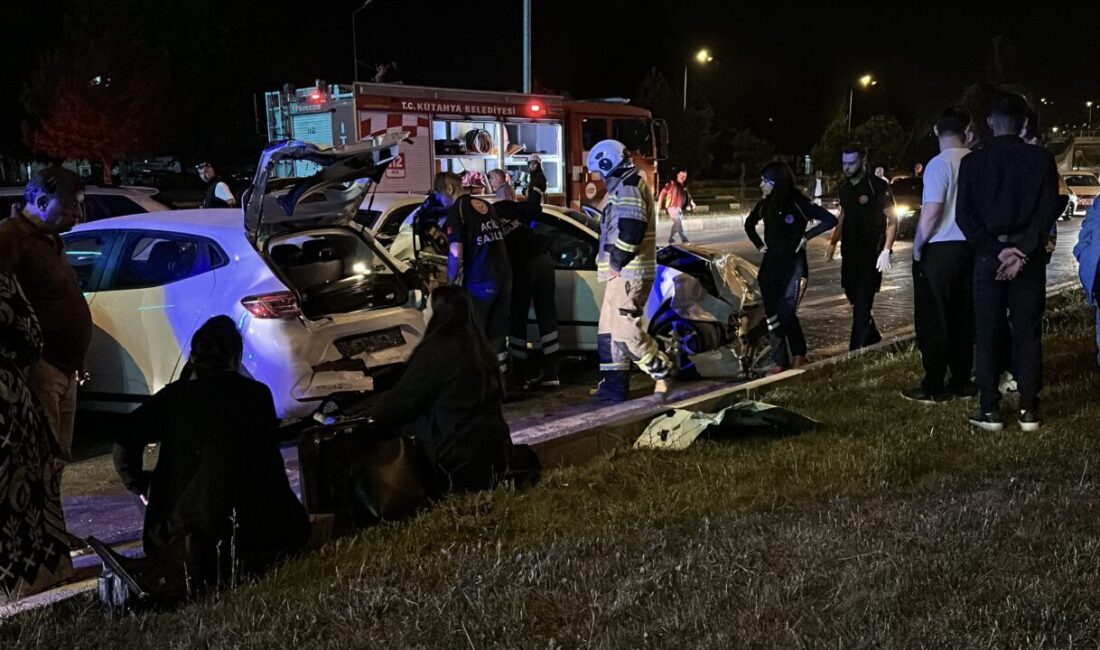 Oğuzhan KILIÇ/KÜTAHYA, – KÜTAHYA’da, kırmızı ışıkta 6 aracın karıştığı zincirleme