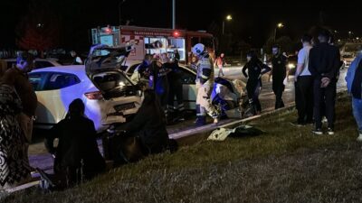 Oğuzhan KILIÇ/KÜTAHYA, – KÜTAHYA’da, kırmızı ışıkta 6 aracın karıştığı zincirleme