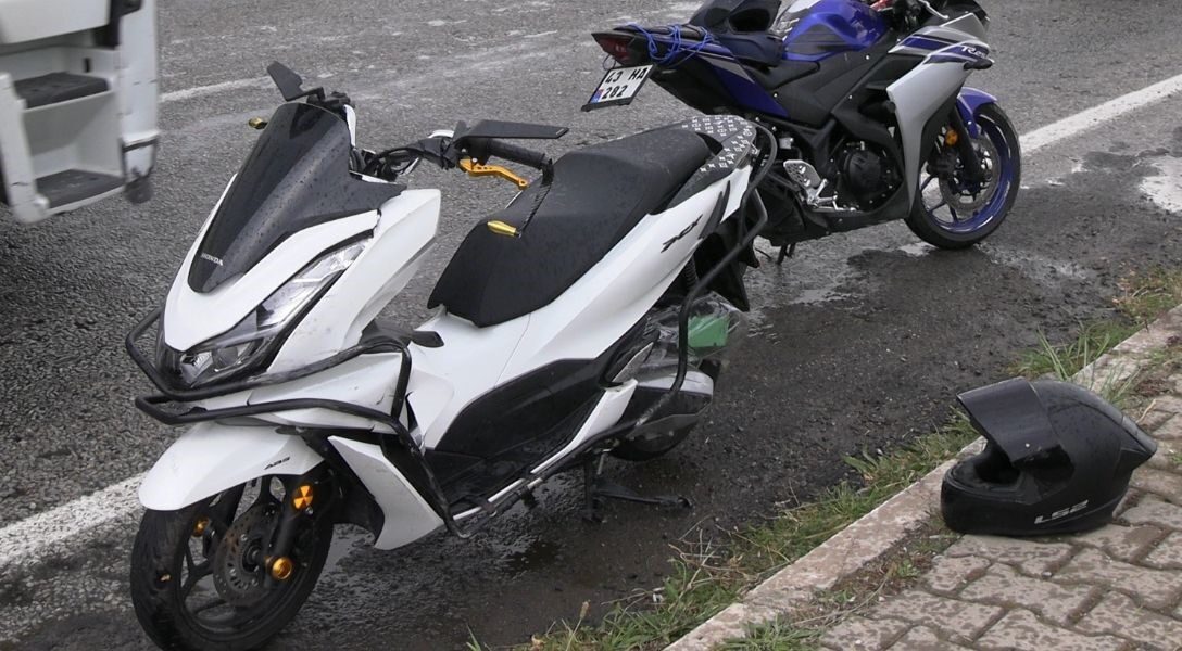 Kütahya’nın Tavşanlı ilçesinde otomobil ile motosikletin çarpışması sonucu meydana gelen