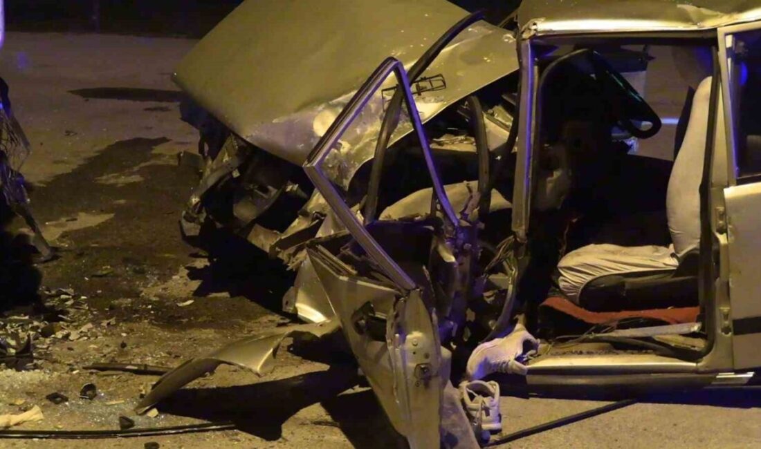 Kütahya’nın Tavşanlı ilçesinde otomobilin park halindeki tıra çarpması sonucu meydana