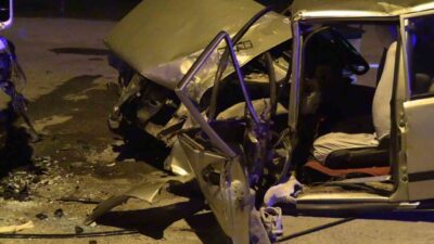 Kütahya’nın Tavşanlı ilçesinde otomobilin park halindeki tıra çarpması sonucu meydana