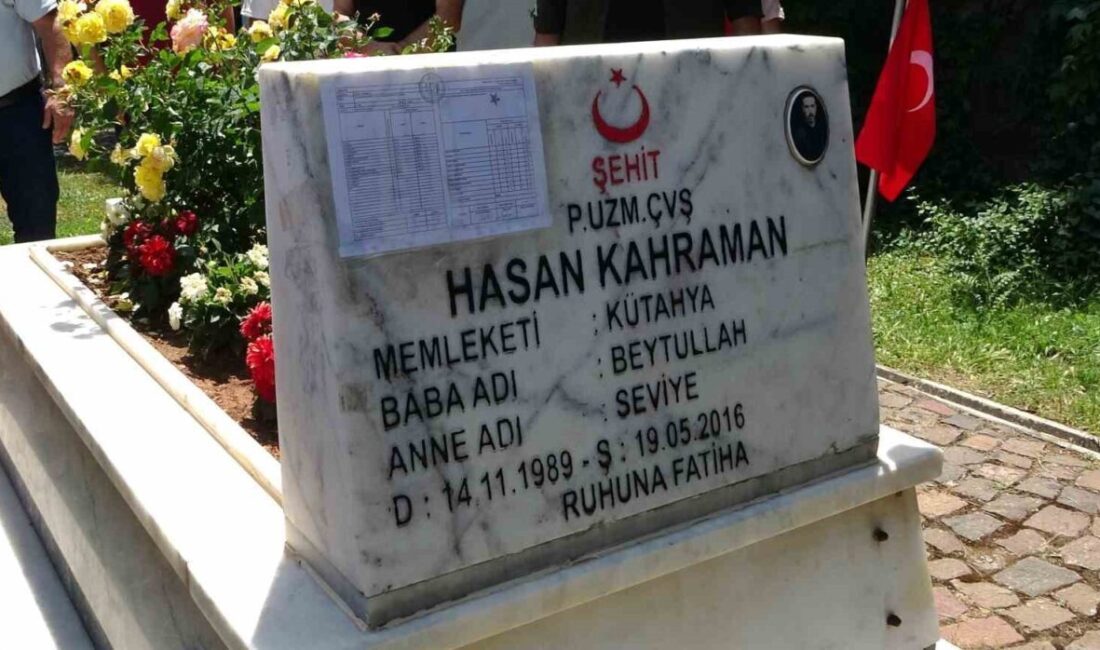 Kütahya’da 11 yaşındaki Gökalp Kahraman, karne sevincini şehit babasının mezarı