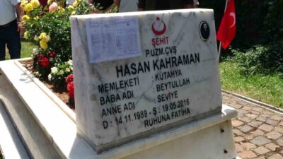 Kütahya’da 11 yaşındaki Gökalp Kahraman, karne sevincini şehit babasının mezarı