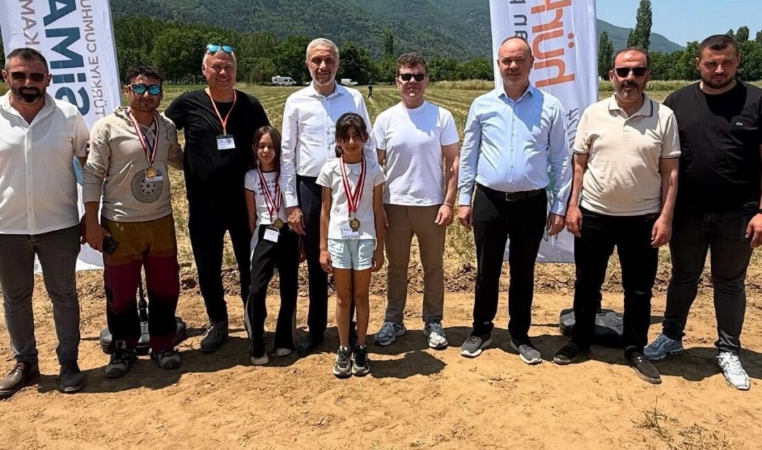 Simav Kaymakamlığının himayesinde düzenlenen Simav-Eynal Havacılık Festivalinde (SİMFEST) ilk 2