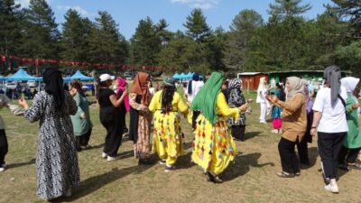 Kütahya’nın Simav ilçesi Gölcük Yaylası’nda düzenlenen Yörük Şenliği renkli ve