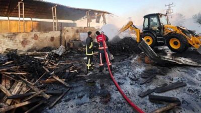 Kütahya’nın Simav ilçesinde bir palet fabrikasında çıkan yangın itfaiye ekipleri