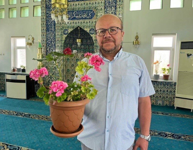 Kütahya’nın Tavşanlı ilçesinde bulunan Orman Camii, müezzini Mehmet Sakin’in öncülüğünde