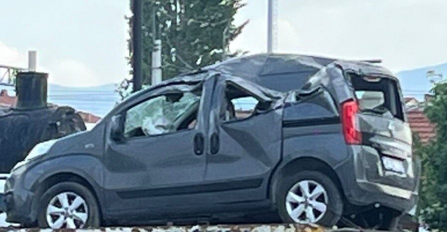 Kütahya’nın Tavşanlı ilçesinde meydana gelen trafik kazasında hafif ticari aracın