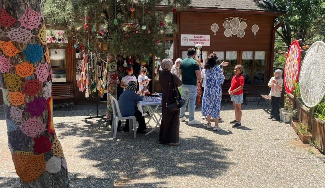 Kütahya’nın Tavşanlı ilçesinde lösemili çocuklar yararına yiyecek içecek standı açıldı.