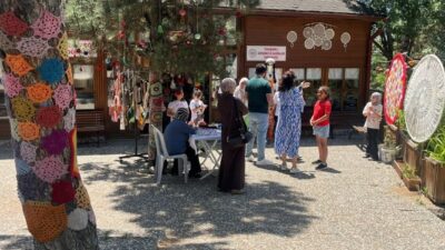 Kütahya’nın Tavşanlı ilçesinde lösemili çocuklar yararına yiyecek içecek standı açıldı.