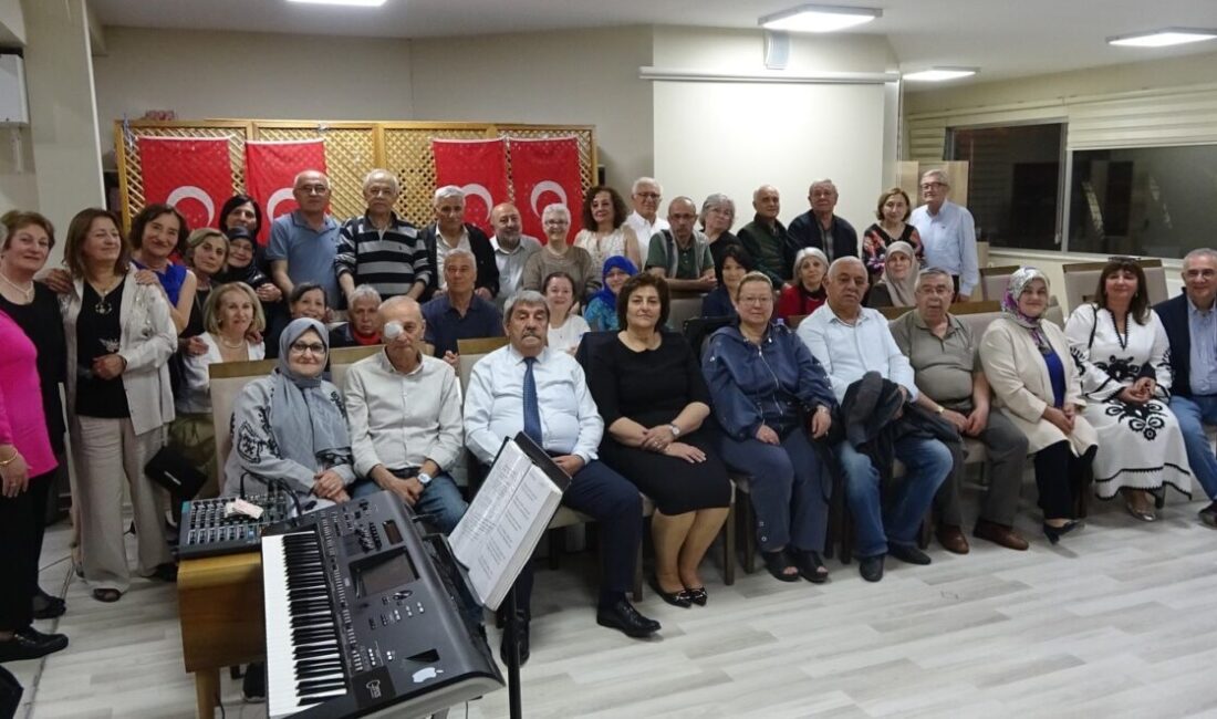 Kütahya’nın Tavşanlı ilçesindek Tunçbilek Lisesi’nin 1975-76 dönemi ilk mezunları, mezuniyetlerinin