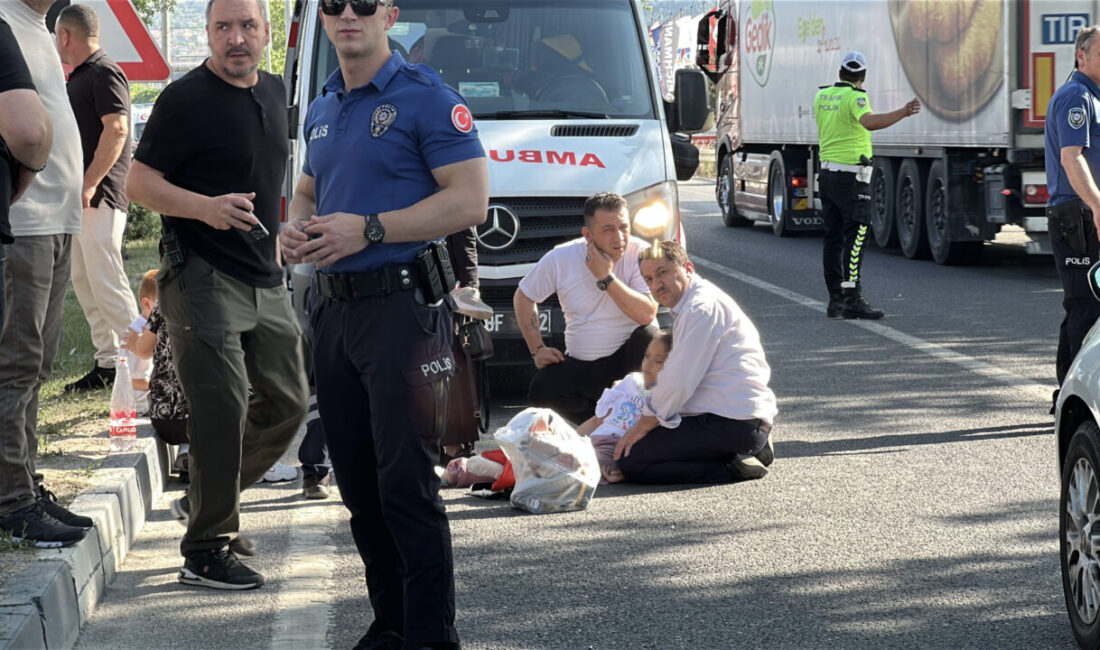 Oğuzhan KILIÇ/ KÜTAHYA, – KÜTAHYA’da yaya geçidinden yolun karşısına geçmek