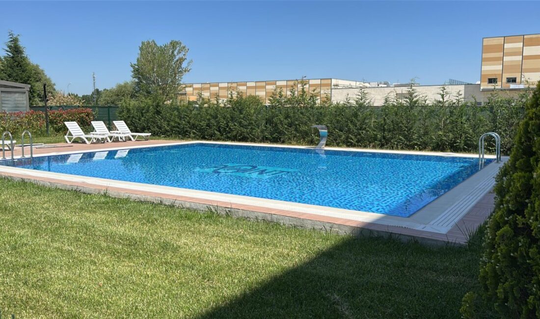 Oğuzhan KILIÇ/KÜTAHYA, – KÜTAHYA’da bir sitenin aydınlatma ve havuz bakımı