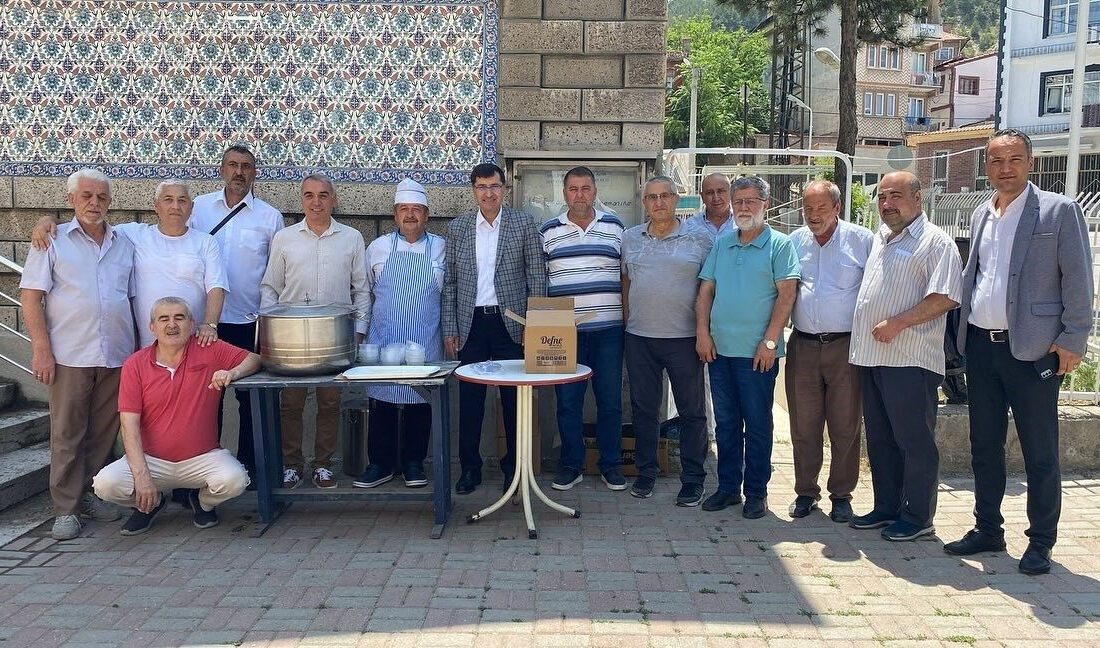 Kütahya Belediye Başkanı Eyüp Kahveci, İstiklal Mahallesi sakinlerinin düzenlediği aşure