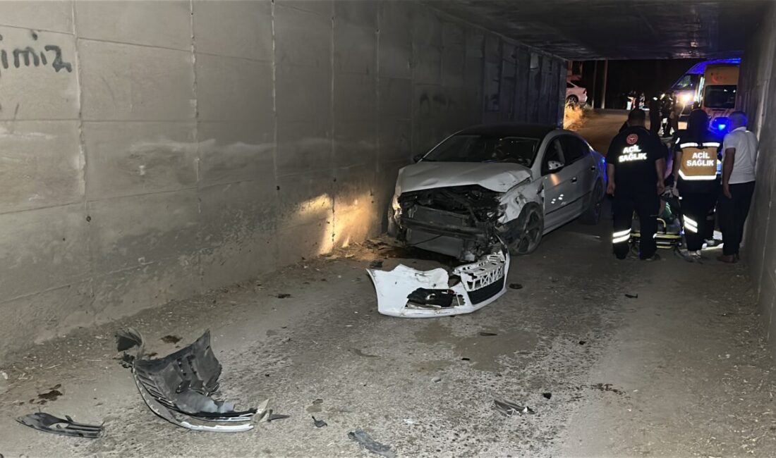 Oğuzhan KILIÇ/KÜTAHYA, – KÜTAHYA’da alt geçidin beton duvarına çarpan otomobilin
