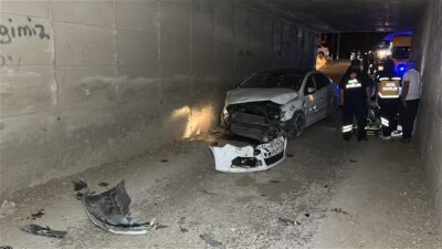 Oğuzhan KILIÇ/KÜTAHYA, – KÜTAHYA’da alt geçidin beton duvarına çarpan otomobilin
