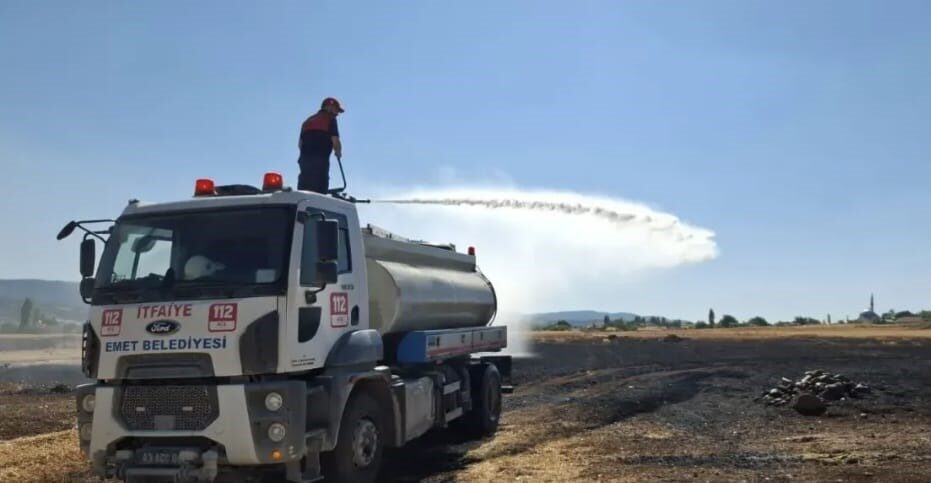 Kütahya’nın Emet ilçesi Aydıncık köyünde biçerdöverden çıkan kıvılcımın ekili alanı