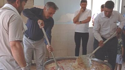 Kütahya’nın Hisarcık ilçesi Kutluhallar köyünde 2 bin 500 kişilik aşure