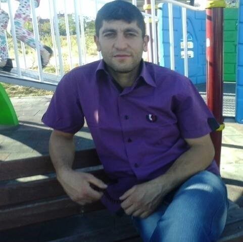 Kütahya’nın Hisarcık ilçesinde hareket halindeki traktör römorkundan düşen işçi ağır